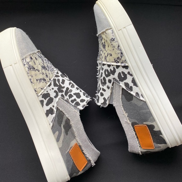 Canvas Multi-Print Shoes - size 8 - Picture 3 of 4
